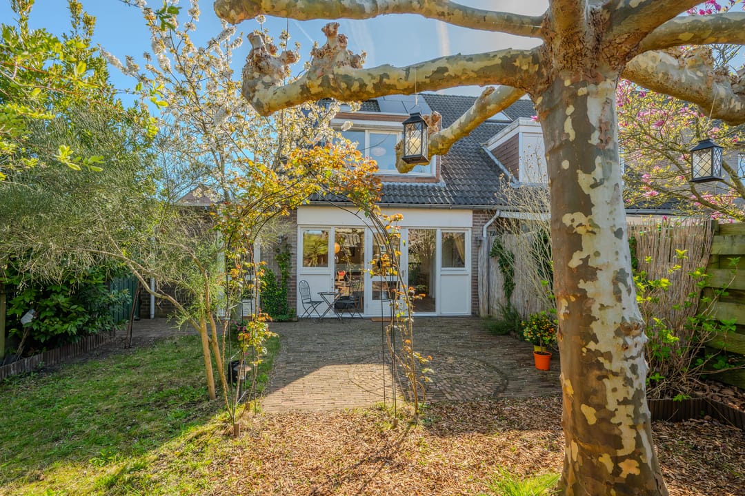 Spacious Semi-Detached Family Home with Garage and Sunny Garden in Quiet Grubbenvorst — 46