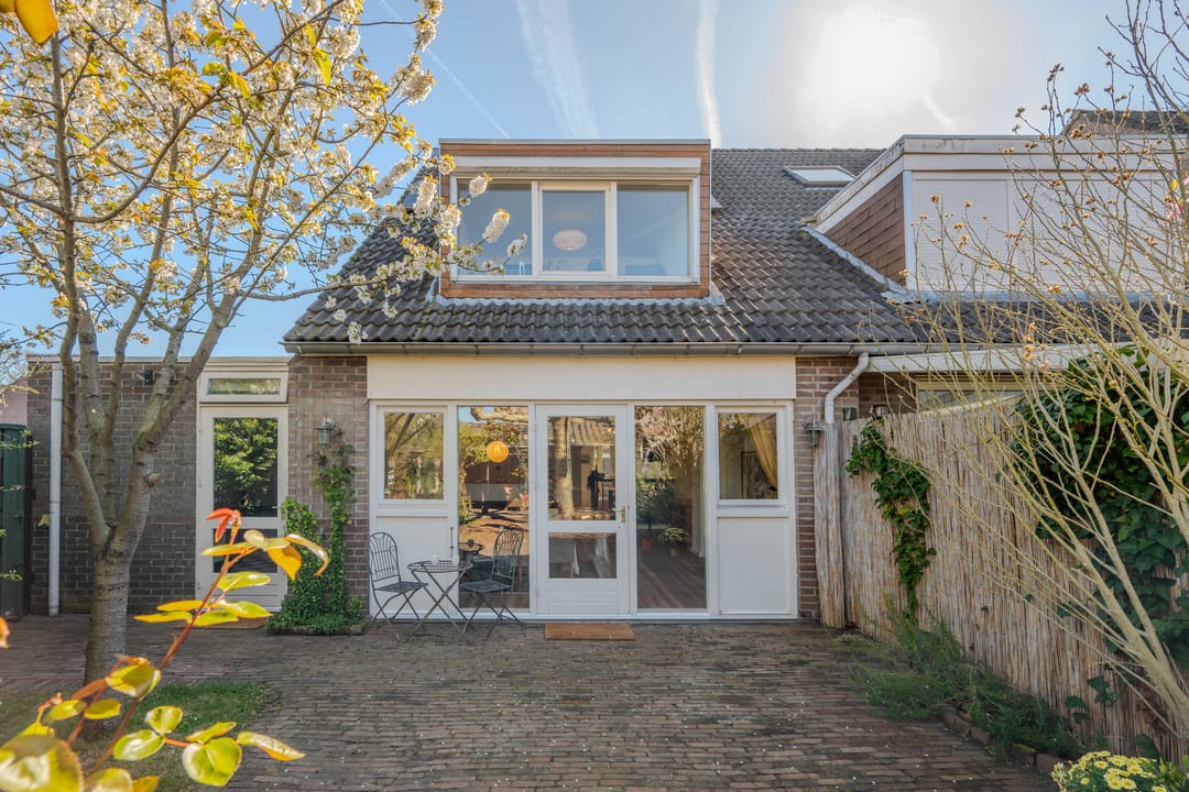 Spacious Semi-Detached Family Home with Garage and Sunny Garden in Quiet Grubbenvorst — 47