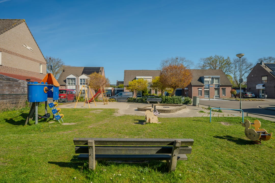 Spacious Semi-Detached Family Home with Garage and Sunny Garden in Quiet Grubbenvorst — 53