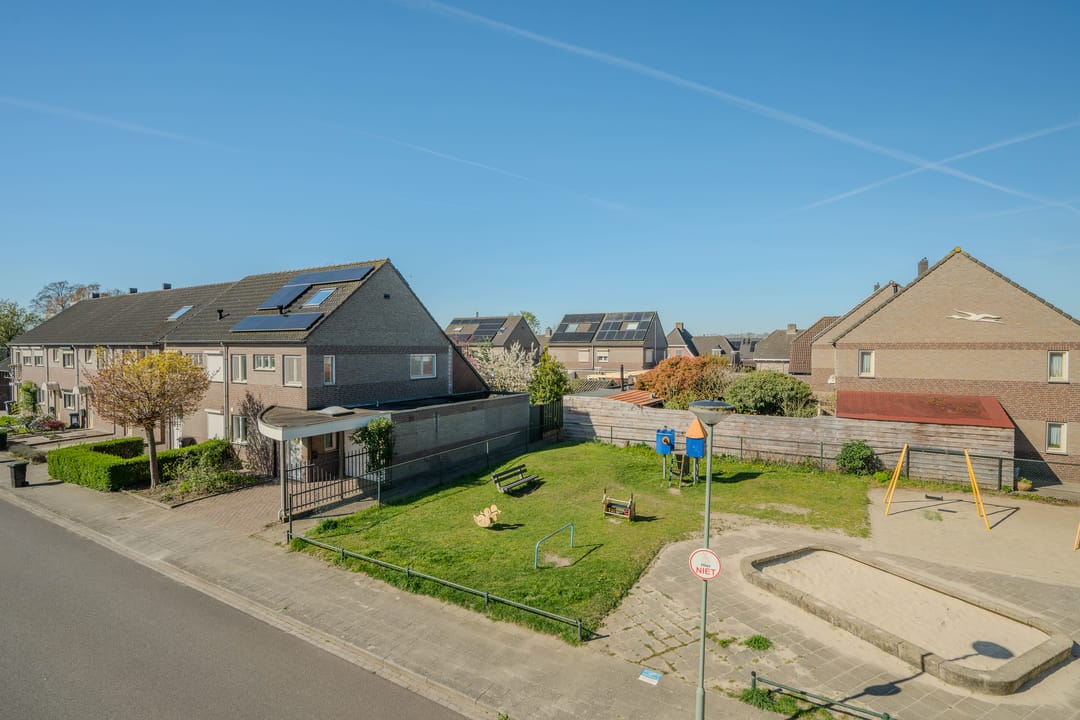 Spacious Semi-Detached Family Home with Garage and Sunny Garden in Quiet Grubbenvorst — 52