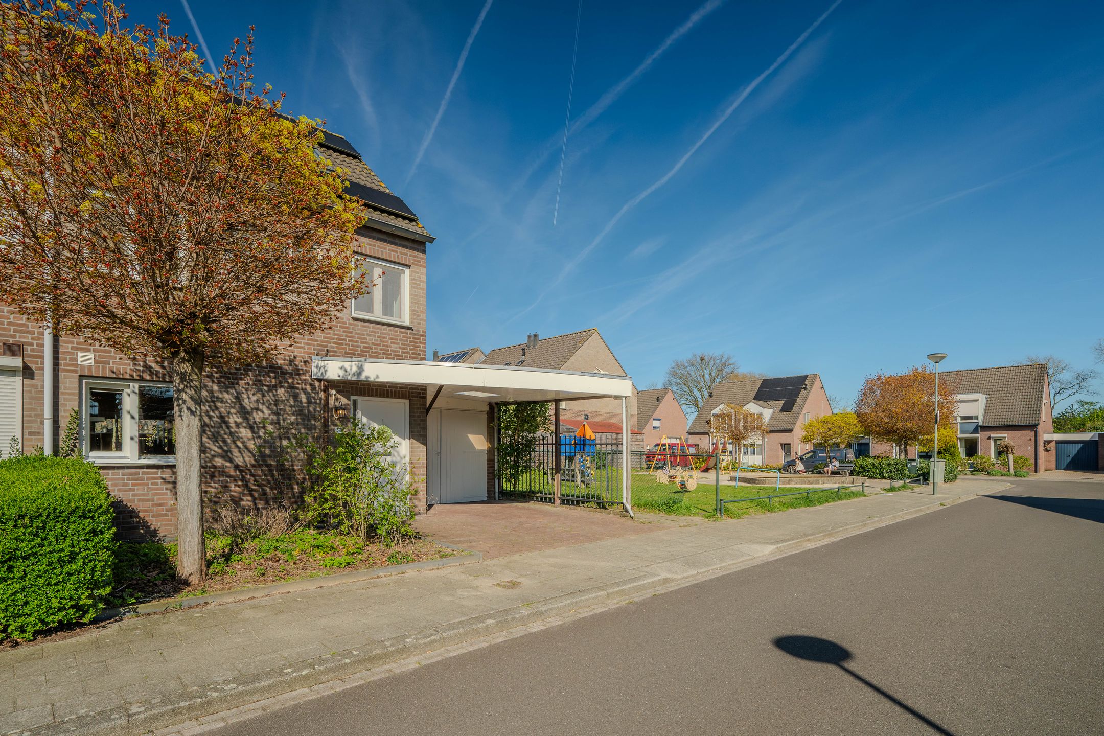 Spacious Semi-Detached Family Home with Garage and Sunny Garden in Quiet Grubbenvorst — 51