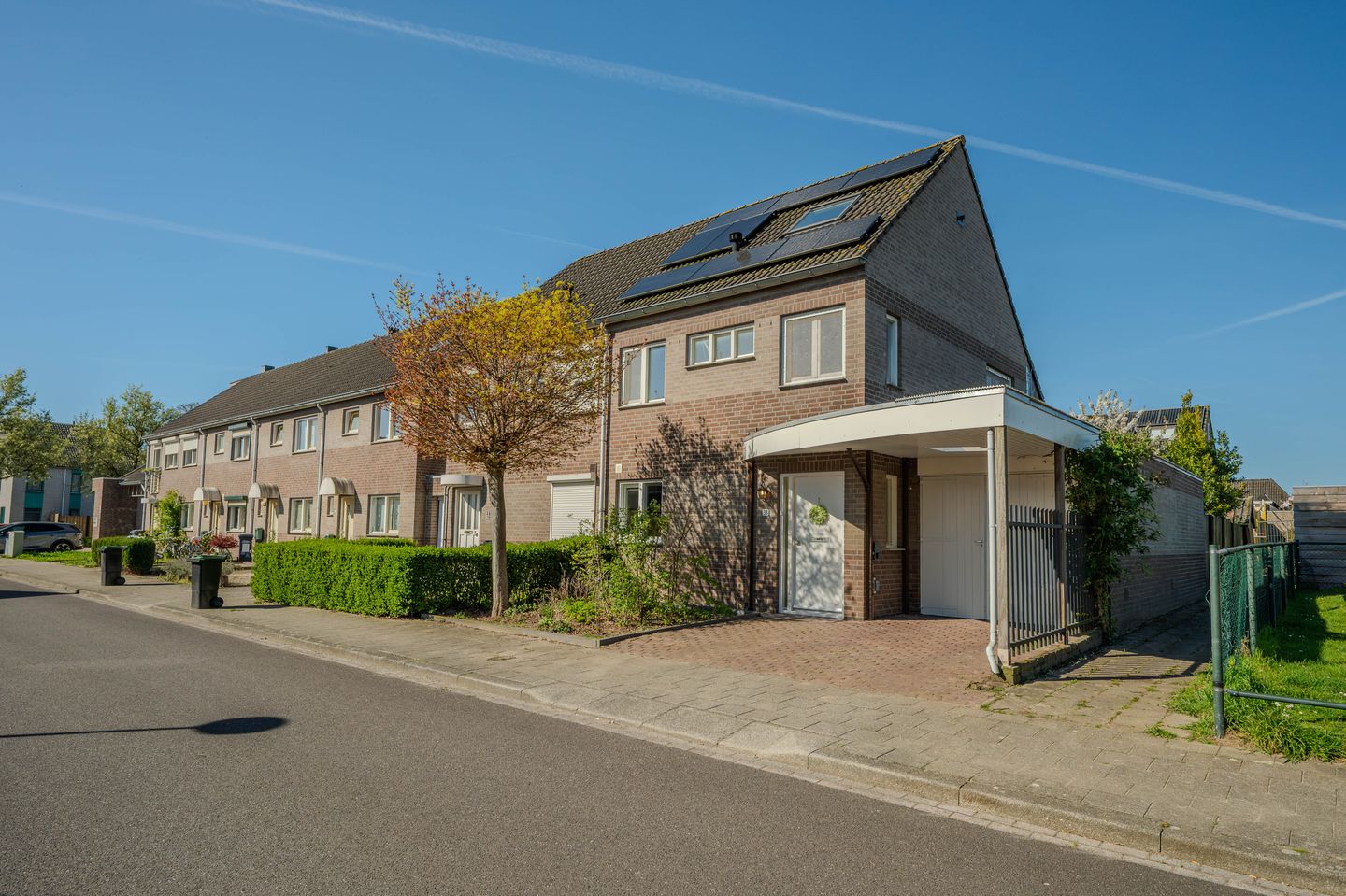Spacious Semi-Detached Family Home with Garage and Sunny Garden in Quiet Grubbenvorst — 55