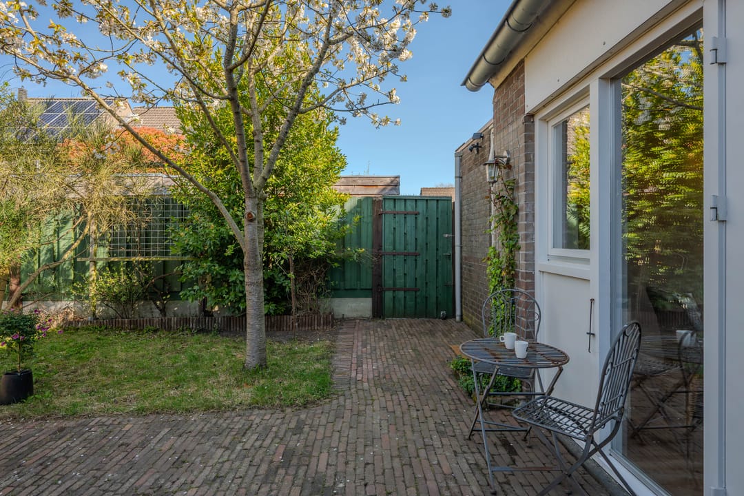 Spacious Semi-Detached Family Home with Garage and Sunny Garden in Quiet Grubbenvorst — 43