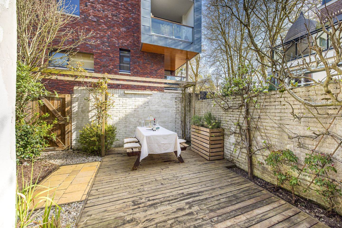 Loft-style ground floor apartment with garden in Rivierenwijk — 25