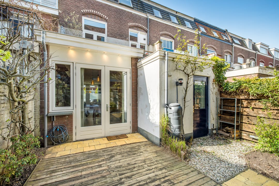 Loft-style ground floor apartment with garden in Rivierenwijk — 28