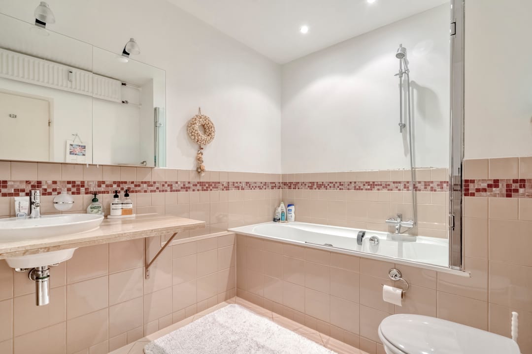 Spacious 6-room apartment in Benoordenhout with two bathrooms and garage — 13