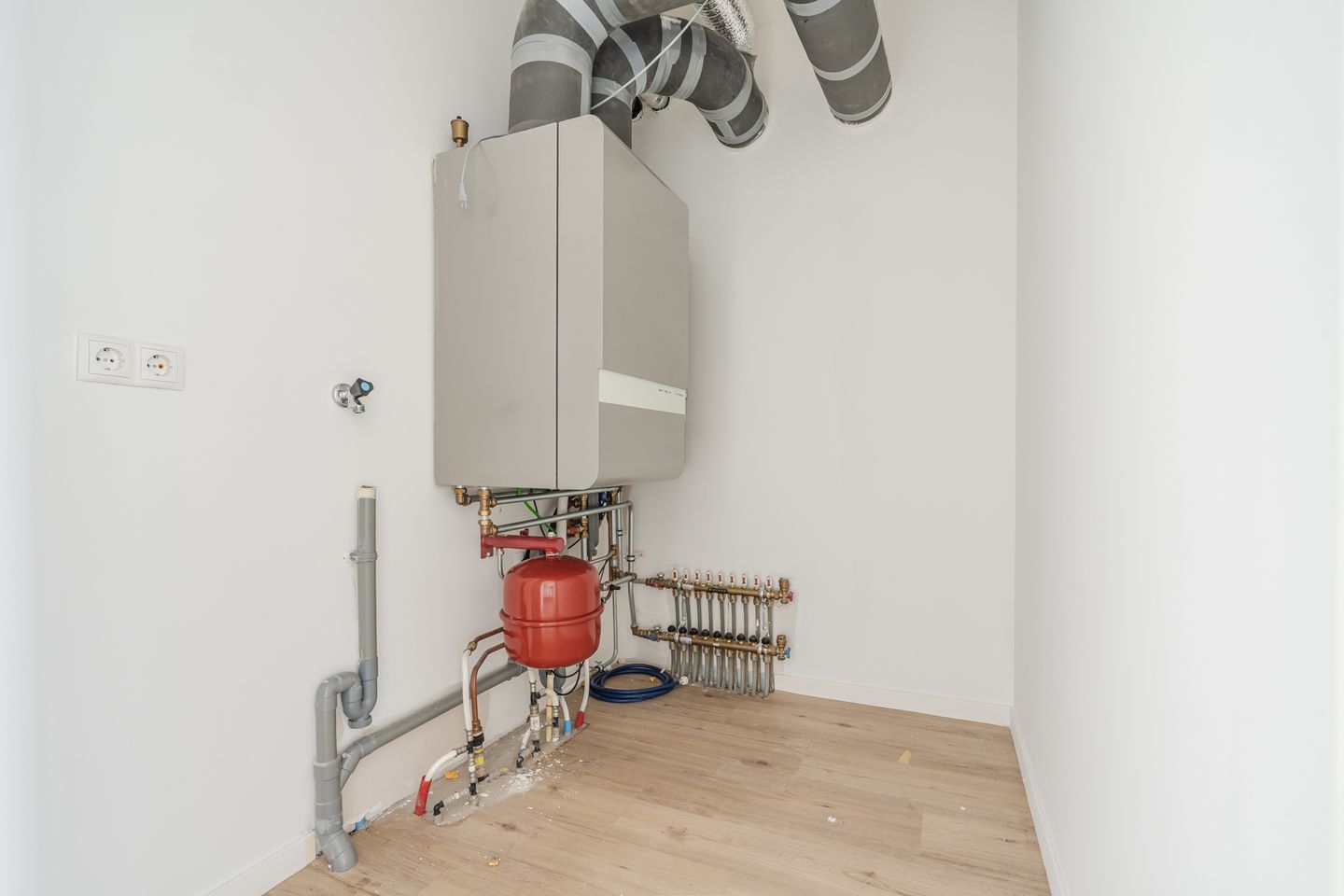 Photo 10 of Eindhovenseweg 104-B