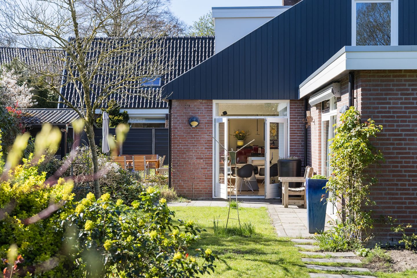 Extended semi-bungalow with garage and landscaped garden near Lochemse Berg — 40