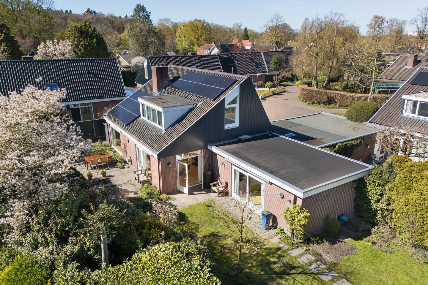 Extended semi-bungalow with garage and landscaped garden near Lochemse Berg — 50