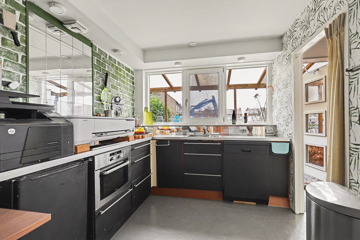 Spacious Ground Floor Apartment with Large Garden and Kangaroo Living Options — 19