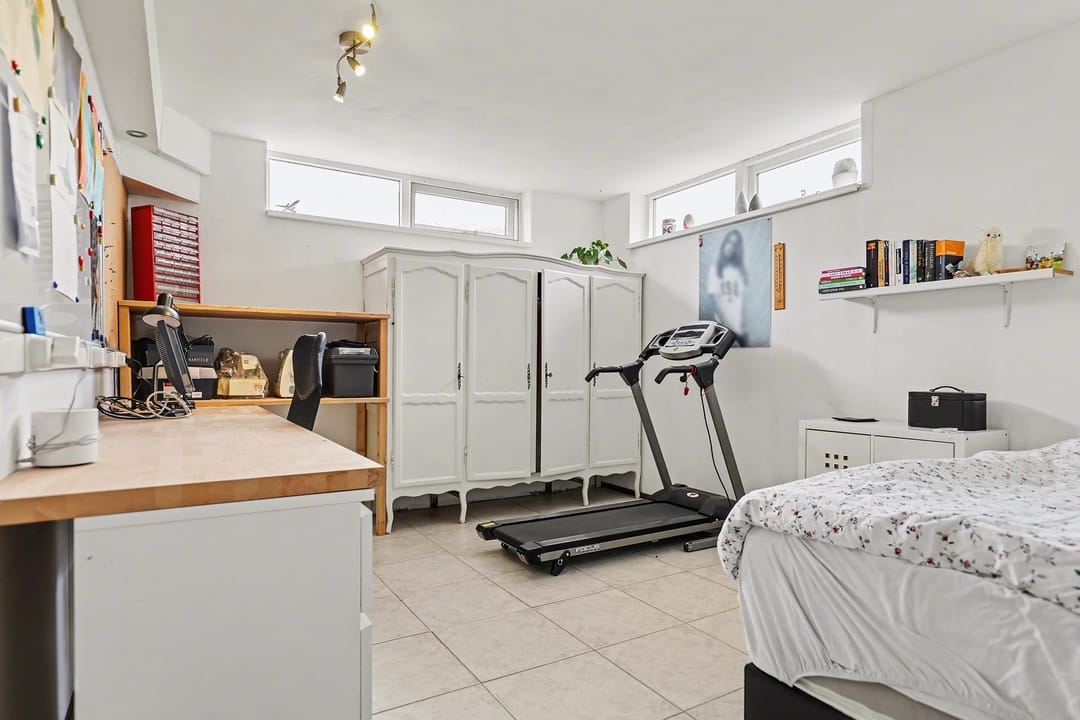 Spacious Ground Floor Apartment with Large Garden and Kangaroo Living Options — 28