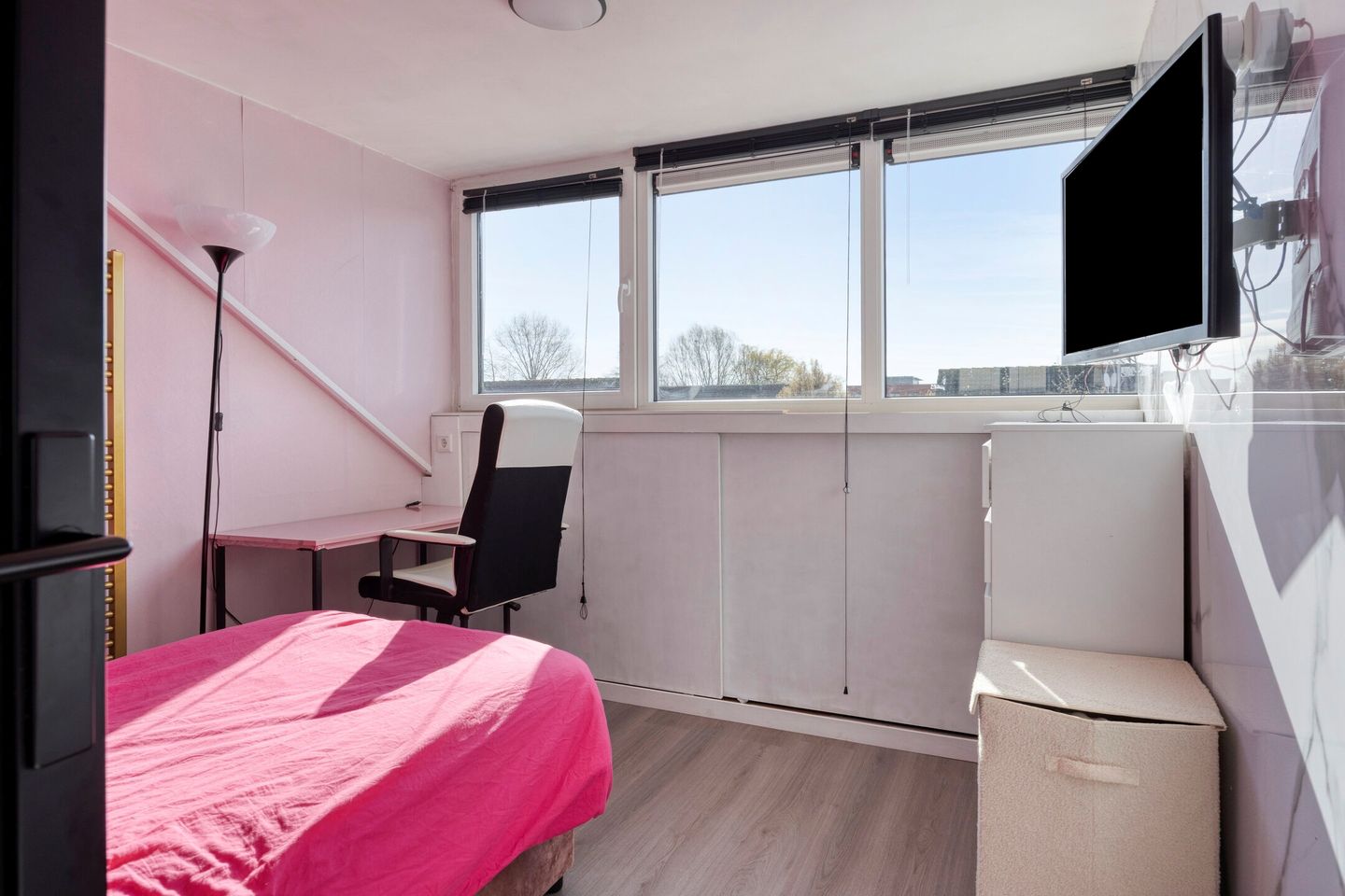 Modern Corner Home with Four Bedrooms in Family-Friendly Filmwijk — 25