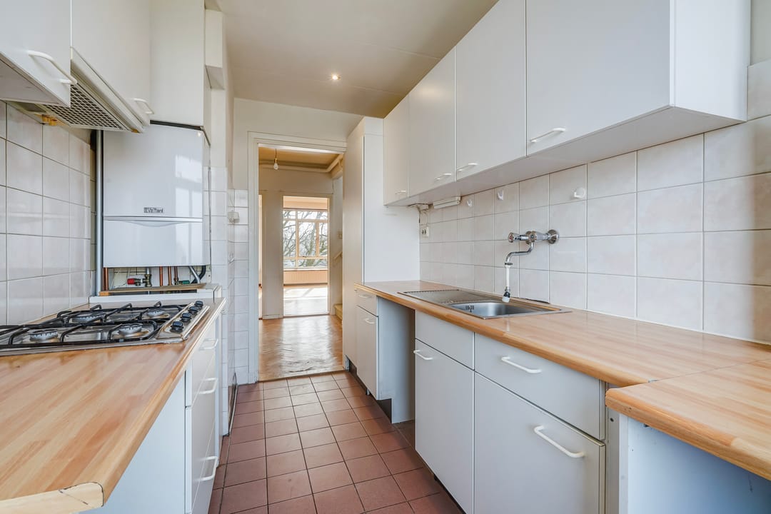 Sunny five-room maisonette with roof terrace in Vogelwijk, The Hague — 17
