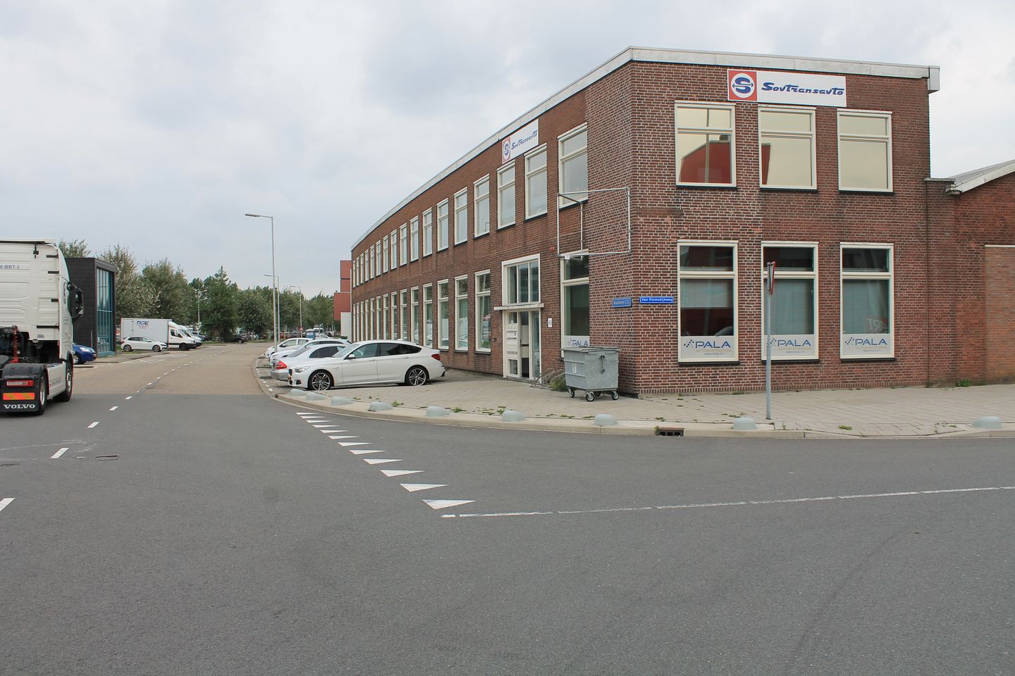 Bekijk foto 2 van Waalhaven Z.z. 48