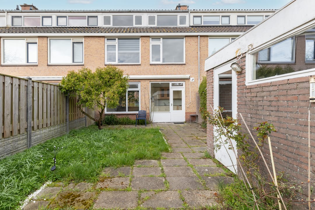 Renovated 5-Room Terraced House with 124 m² Living Space — 37