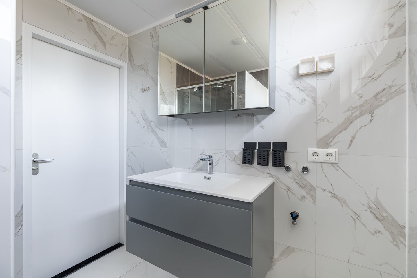 Renovated 5-Room Terraced House with 124 m² Living Space — 25