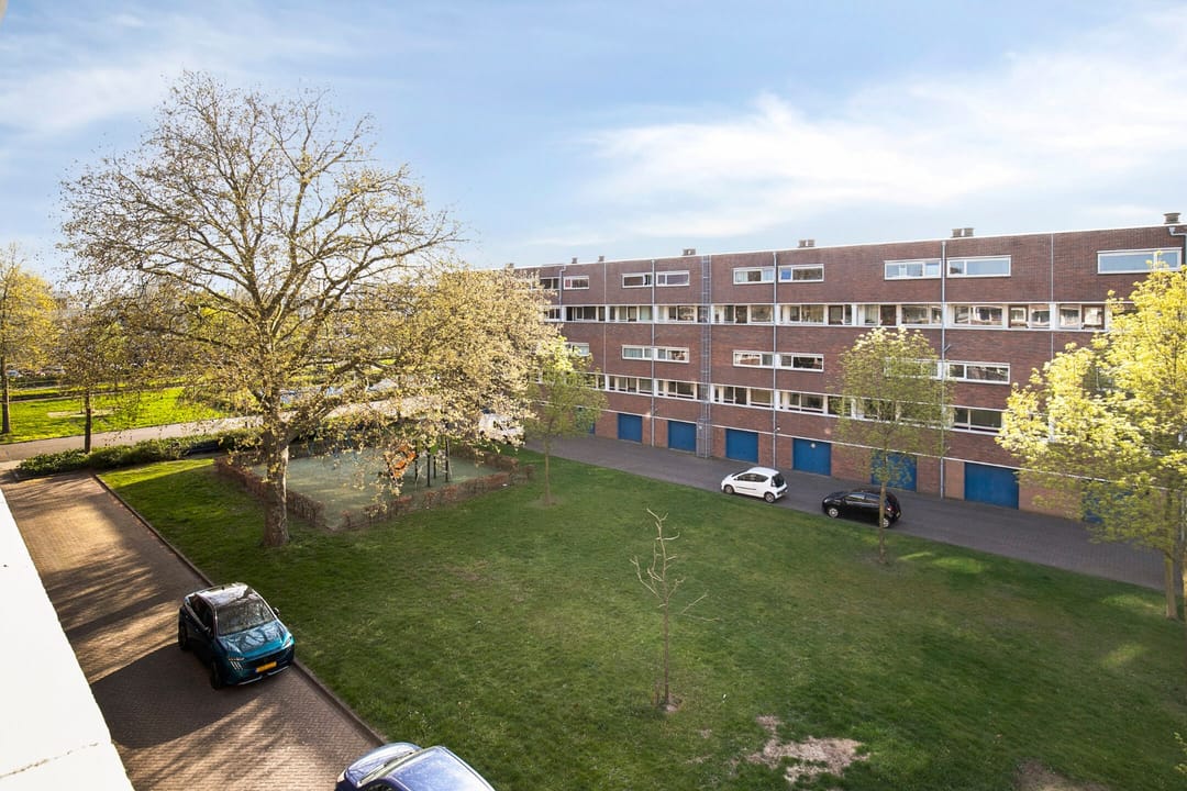 Spacious Maisonnette with Four Bedrooms and Free View in De Schutskamp — 26