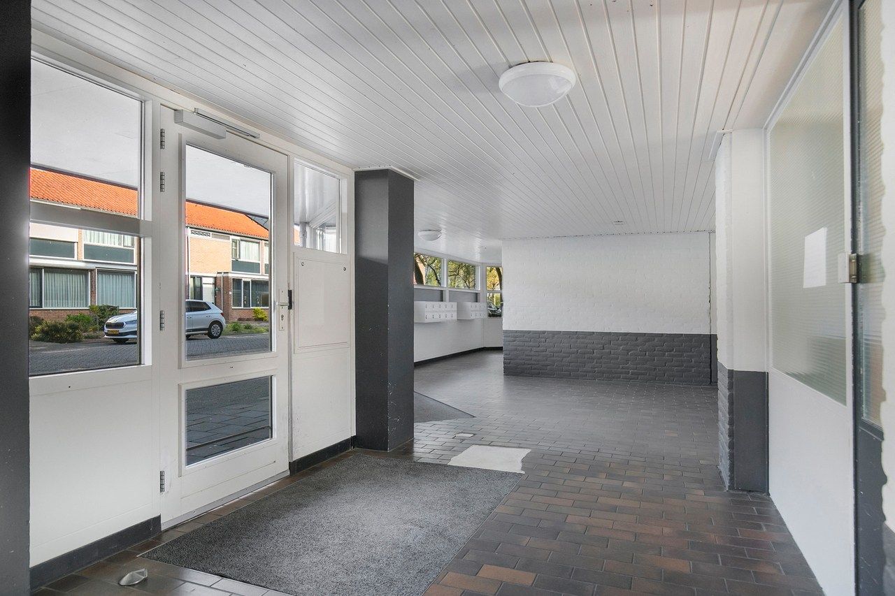 Spacious Maisonnette with Four Bedrooms and Free View in De Schutskamp — 27