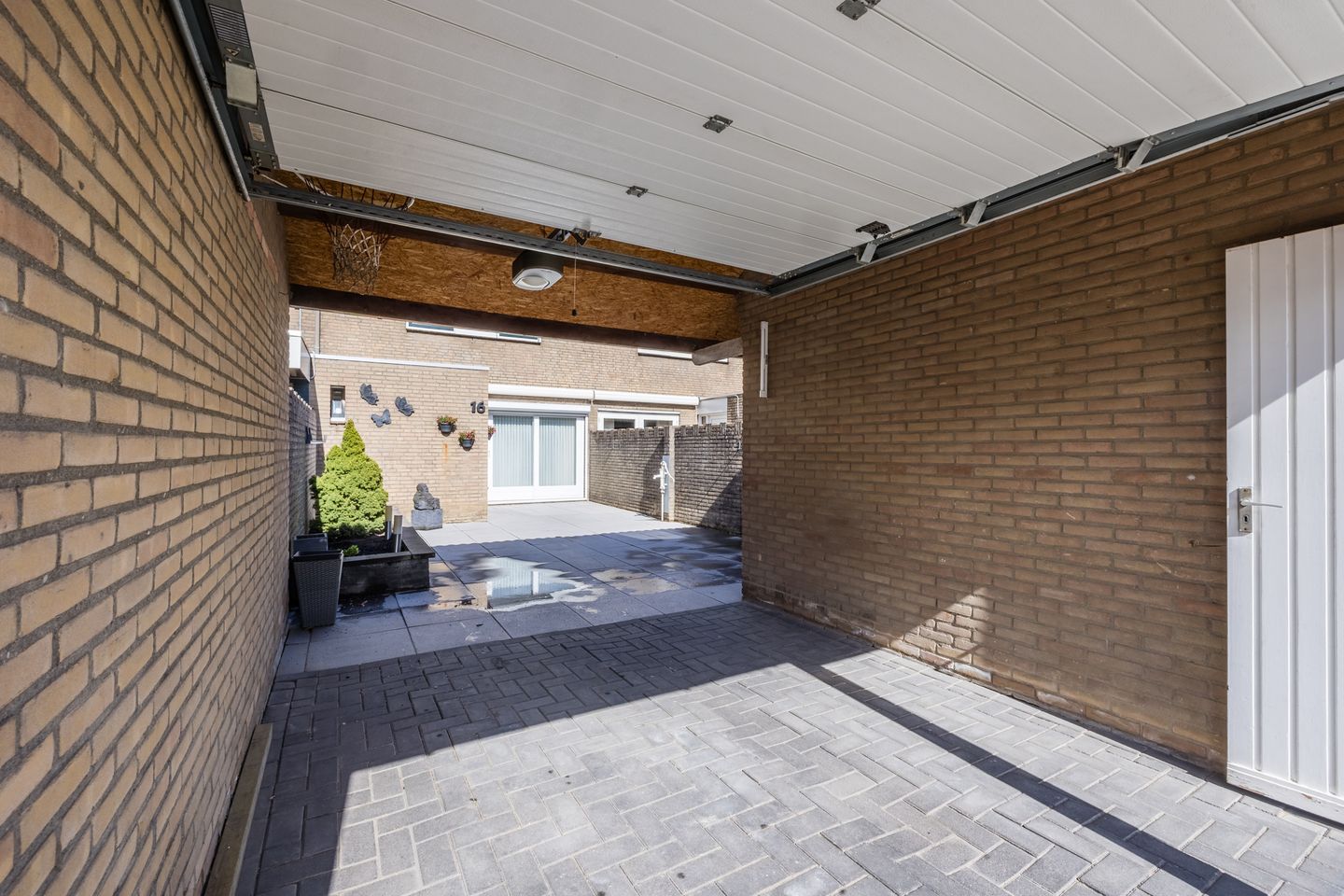 Well-maintained terraced house with two gardens and carport in Donkenbuurt — 34