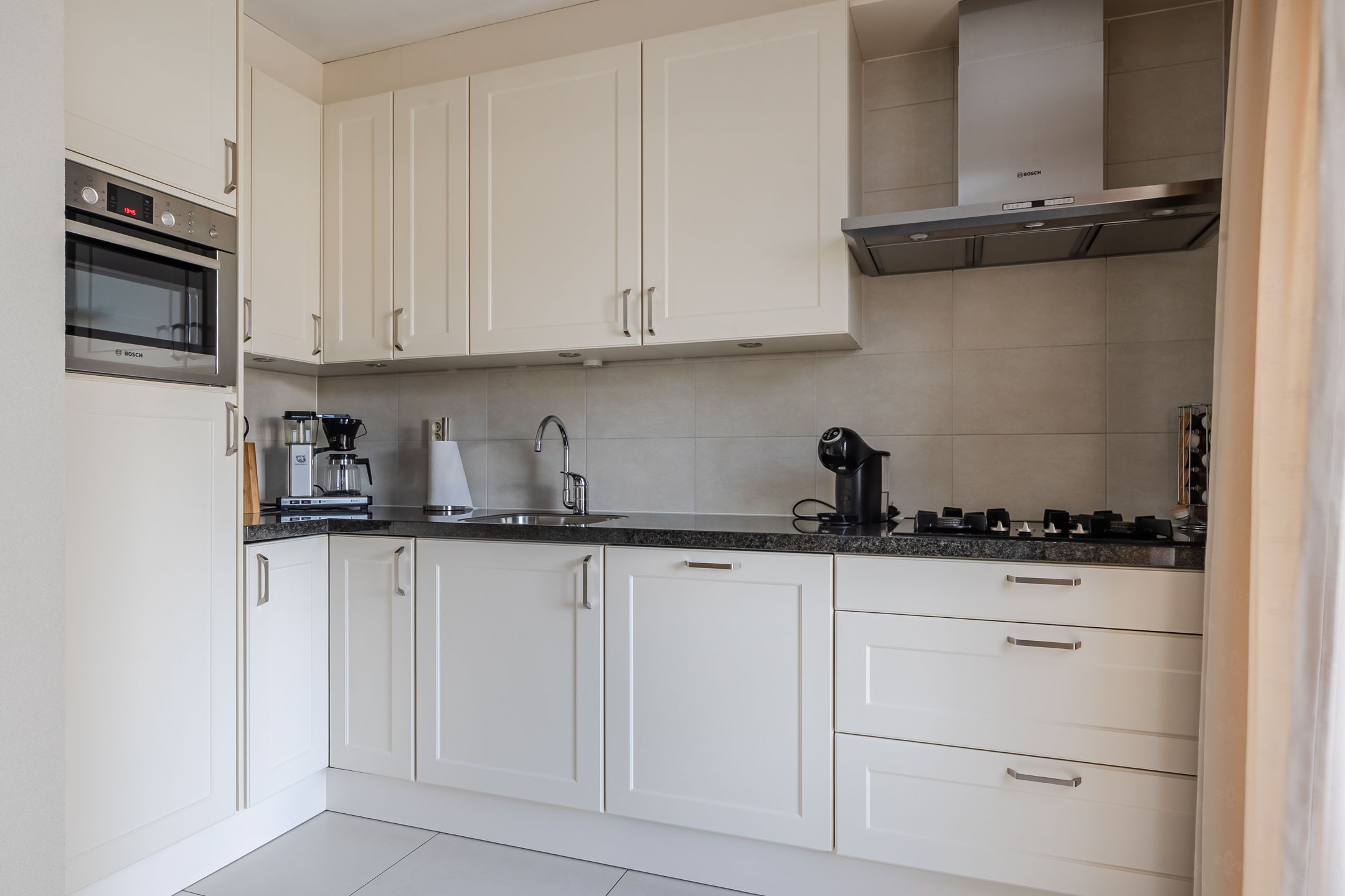 Well-maintained terraced house with two gardens and carport in Donkenbuurt — 12