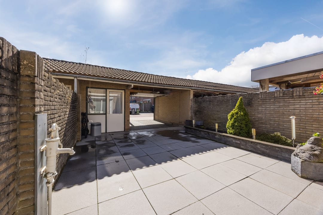 Well-maintained terraced house with two gardens and carport in Donkenbuurt — 37