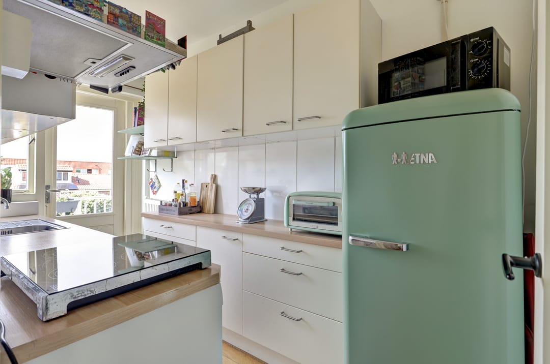 Spacious 3-Room Maisonnette with Sunny West-Facing Balcony — 13