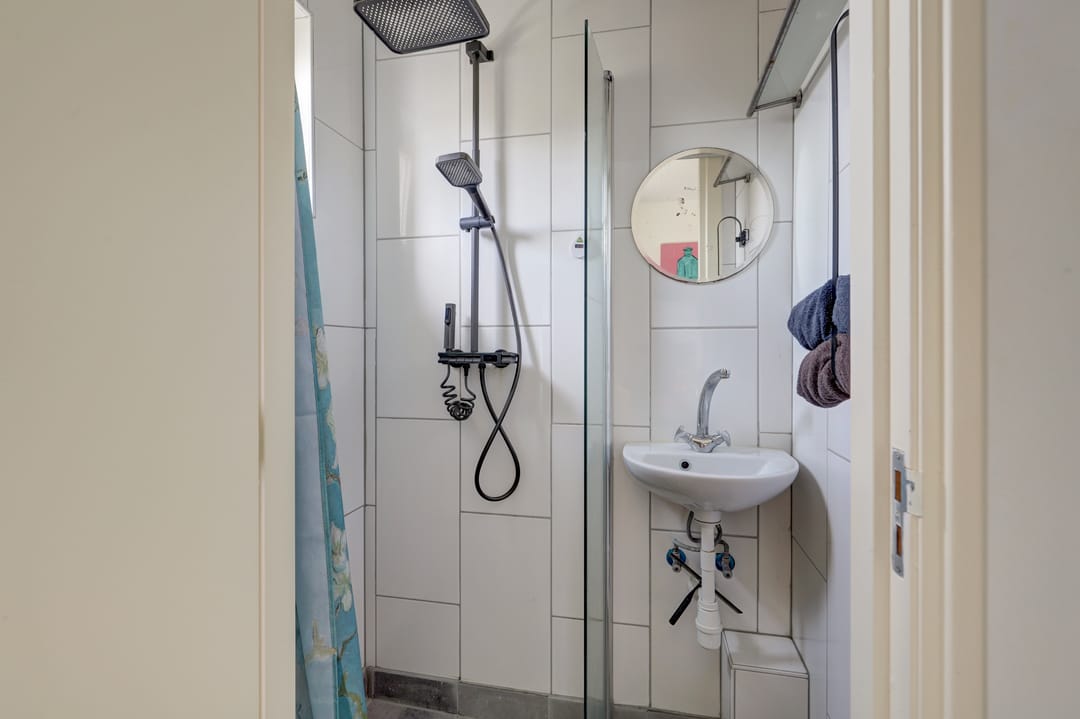 Spacious 3-Room Maisonnette with Sunny West-Facing Balcony — 16