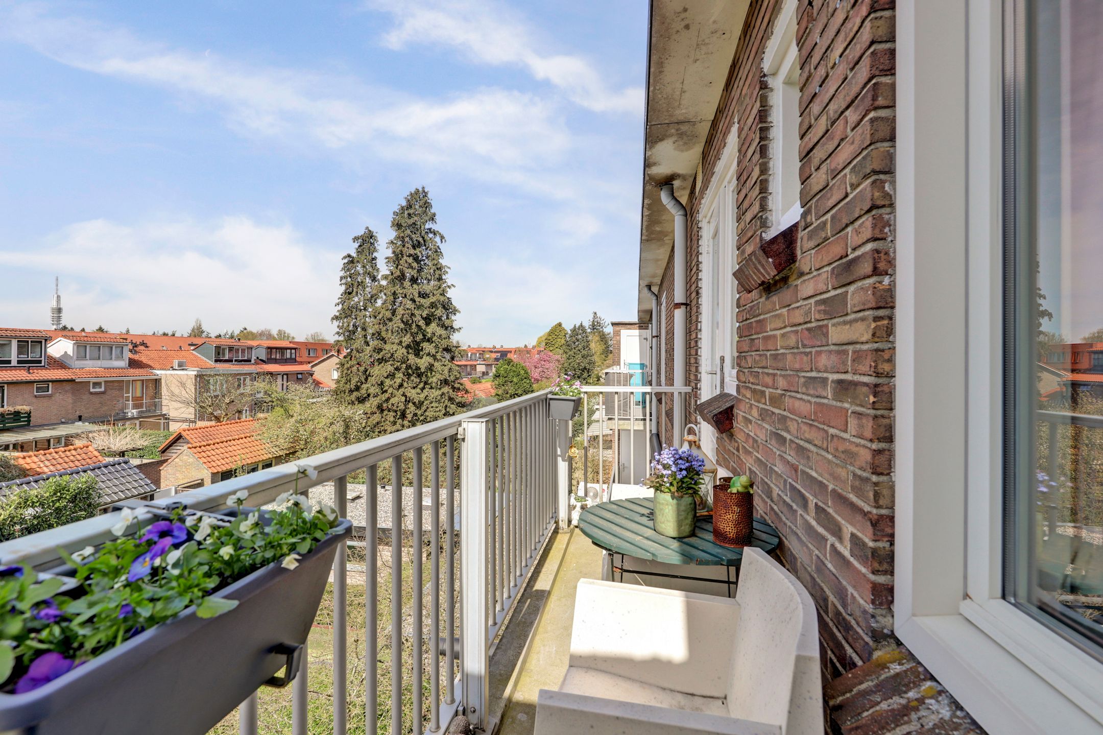Spacious 3-Room Maisonnette with Sunny West-Facing Balcony — 18
