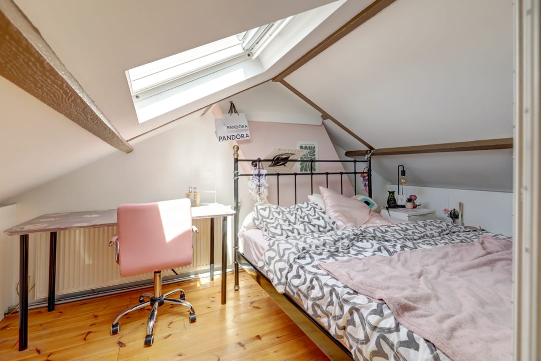 Spacious 3-Room Maisonnette with Sunny West-Facing Balcony — 17
