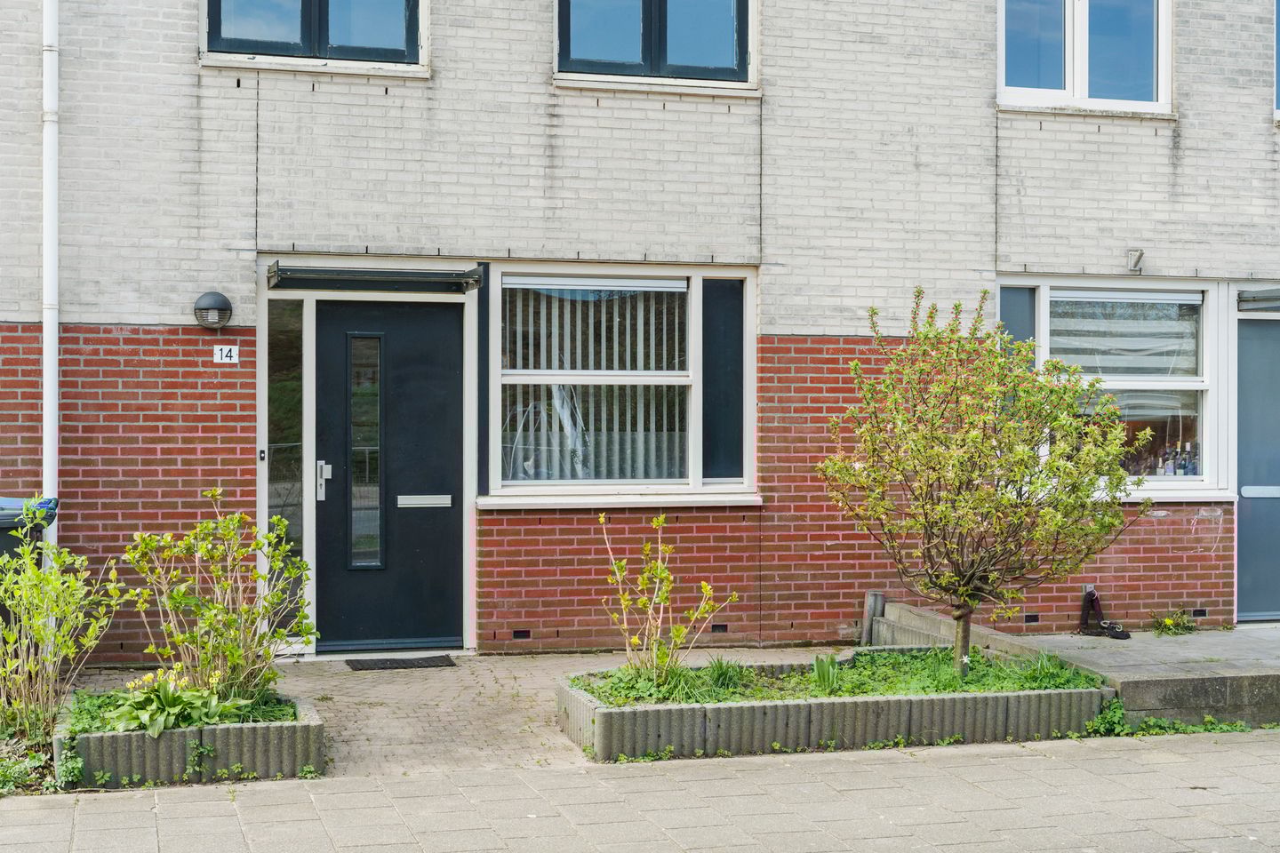 Photo 44 of Emily Brontësingel 14