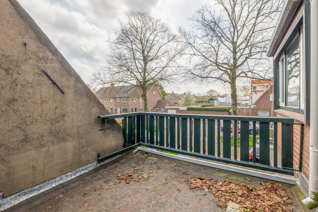 Semi-detached corner home with renovation potential in Waalwijk Centre — 31