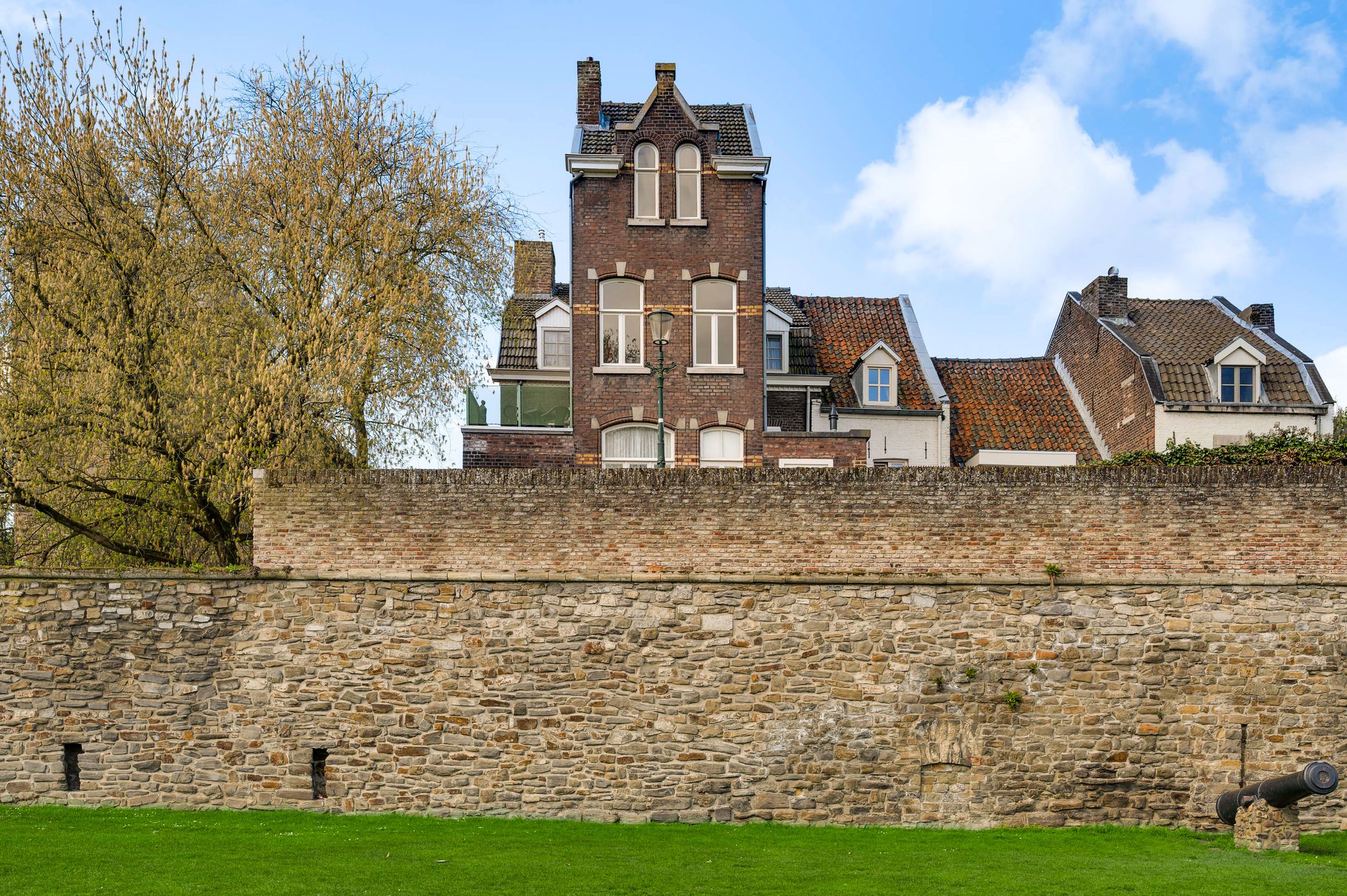 Onze Lieve Vrouwewal 13 