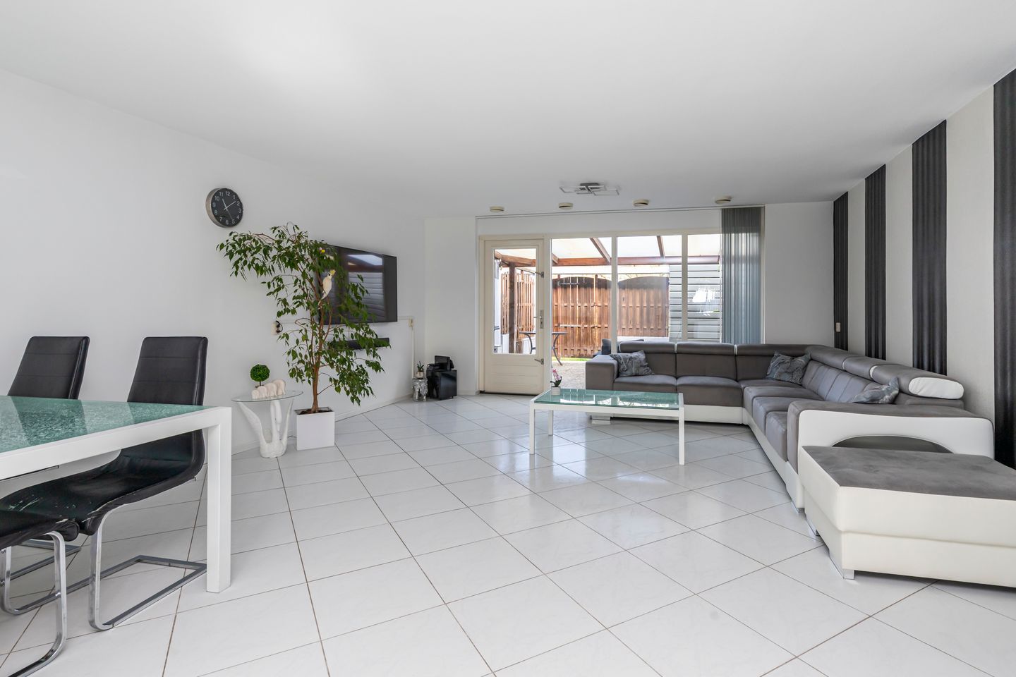 Photo 4 of Carry van Bruggenhof 39