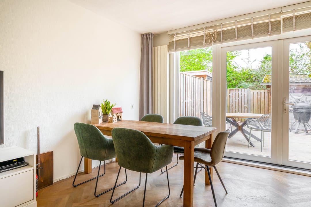 Spacious Family Home with Sunny South-Facing Garden Near Park — 16