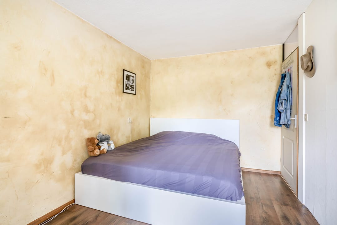 Spacious Family Home with Sunny South-Facing Garden Near Park — 32
