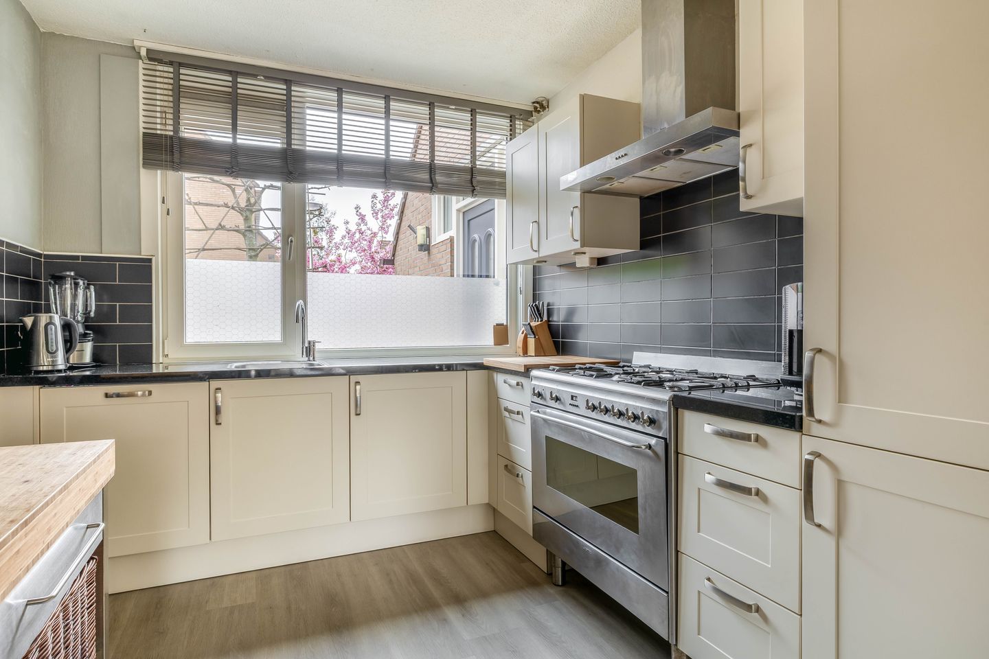 Spacious Family Home with Sunny South-Facing Garden Near Park — 19