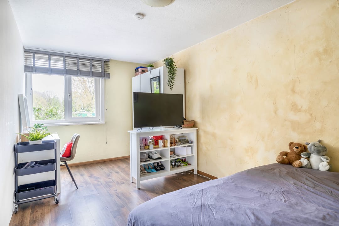 Spacious Family Home with Sunny South-Facing Garden Near Park — 31