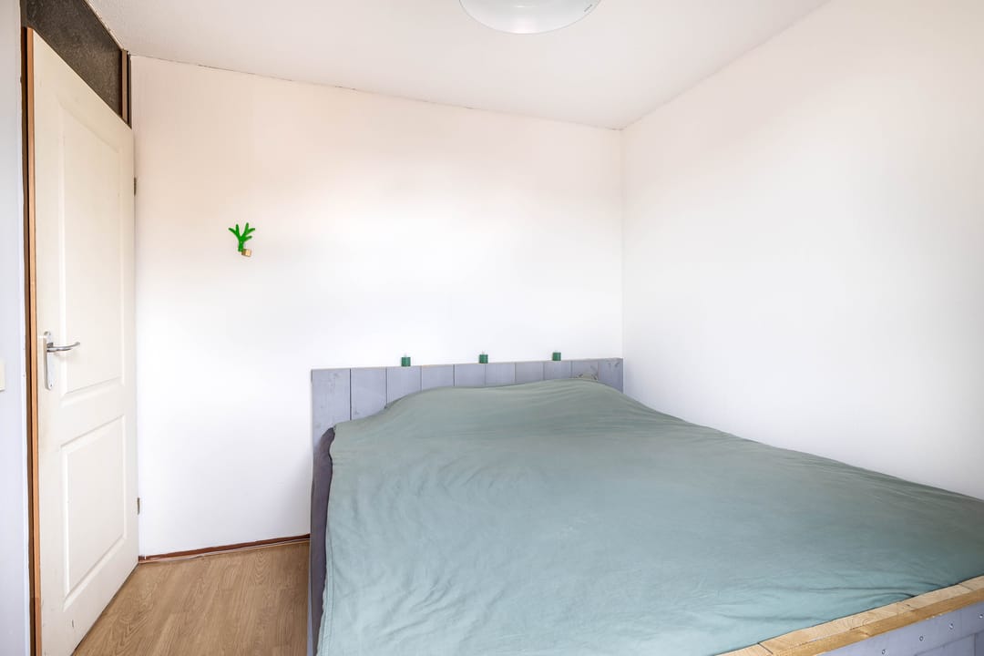 Spacious Family Home with Sunny South-Facing Garden Near Park — 28