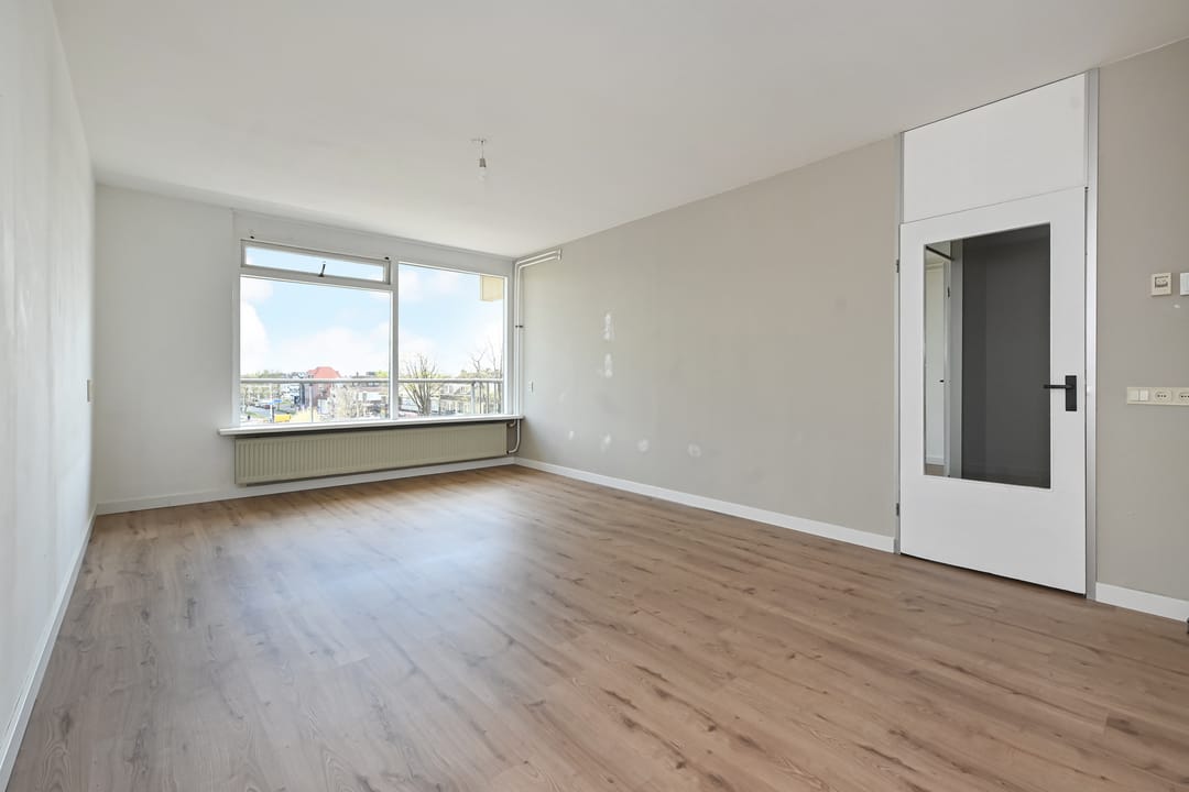 Spacious 2-Room Apartment with Balcony in Waddinxveen Centre — 13