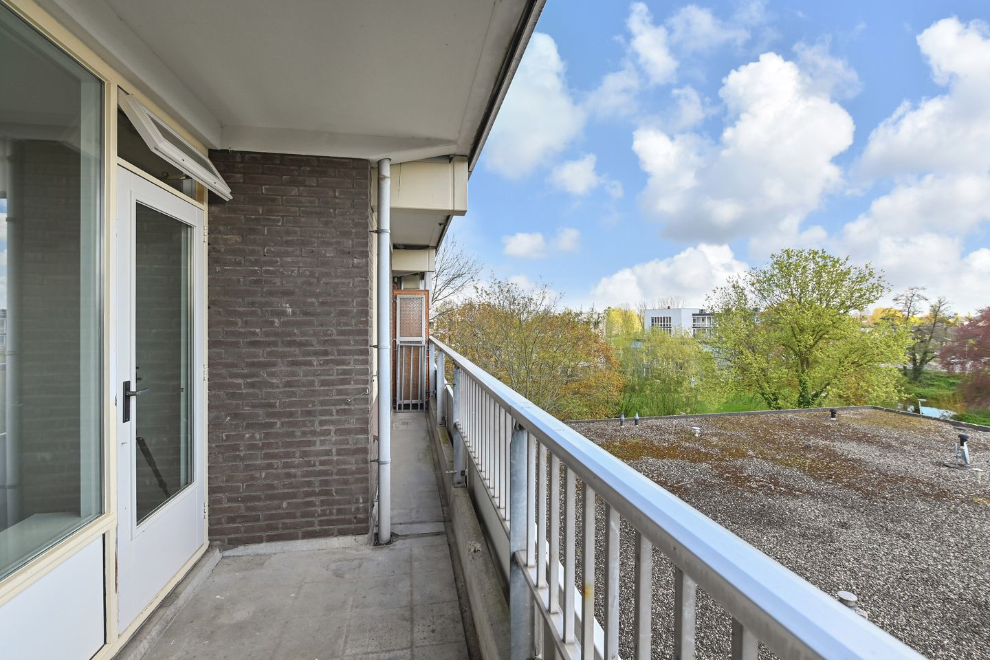 Spacious 2-Room Apartment with Balcony in Waddinxveen Centre — 25