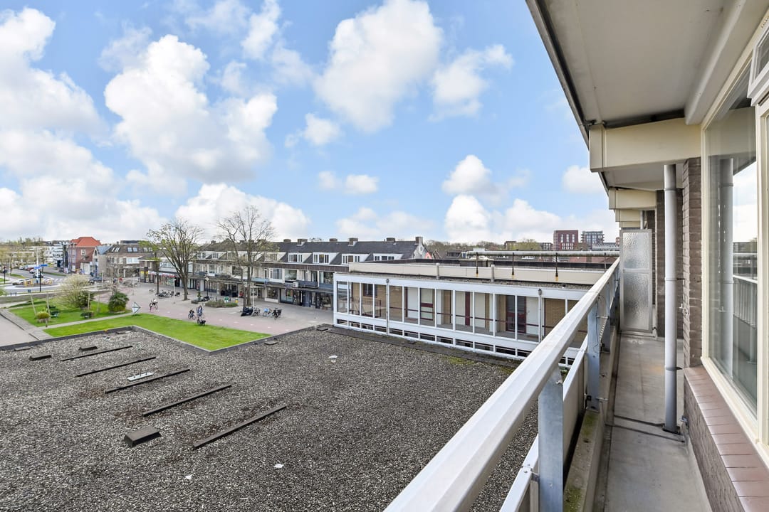 Spacious 2-Room Apartment with Balcony in Waddinxveen Centre — 26
