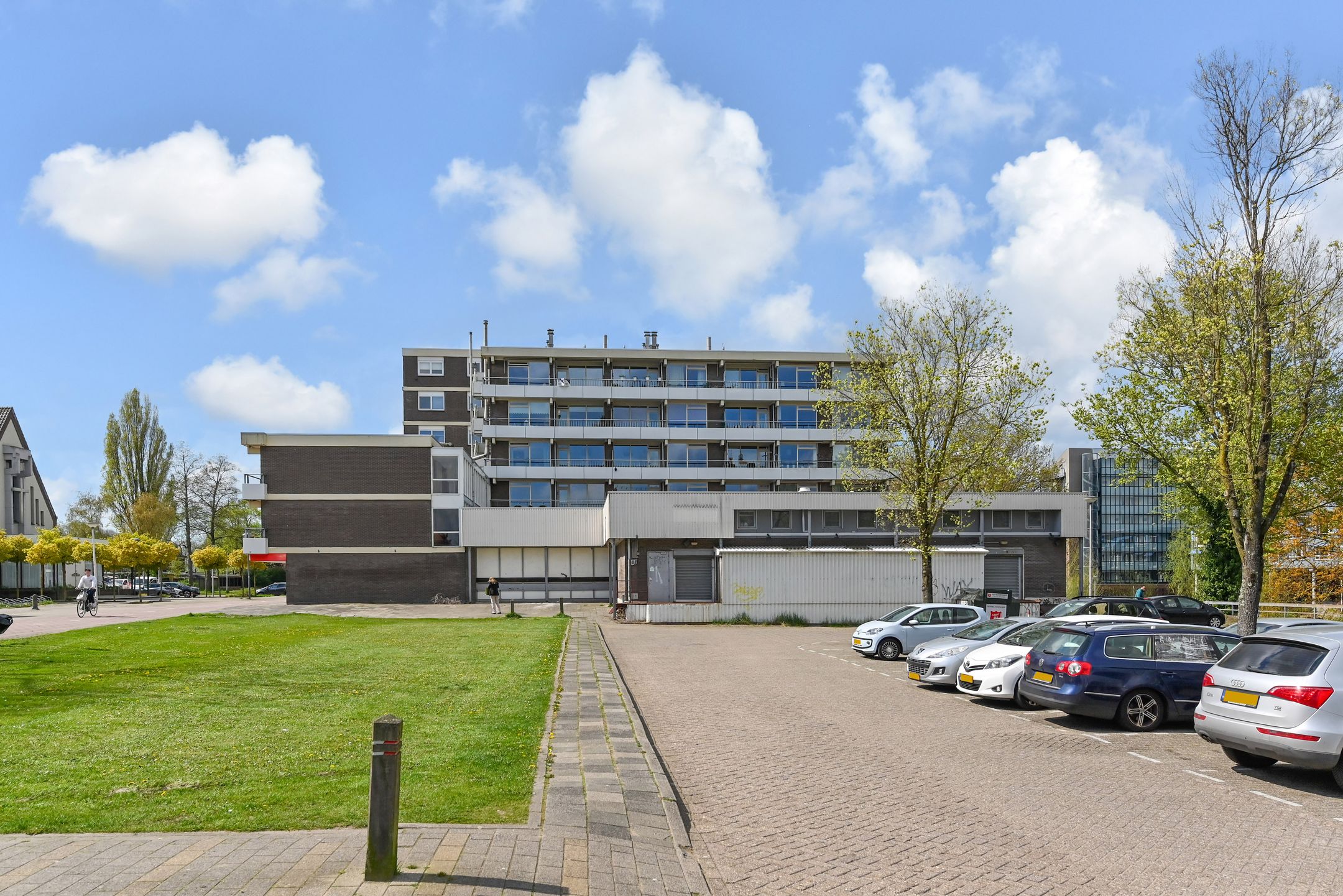 Spacious 2-Room Apartment with Balcony in Waddinxveen Centre — 27