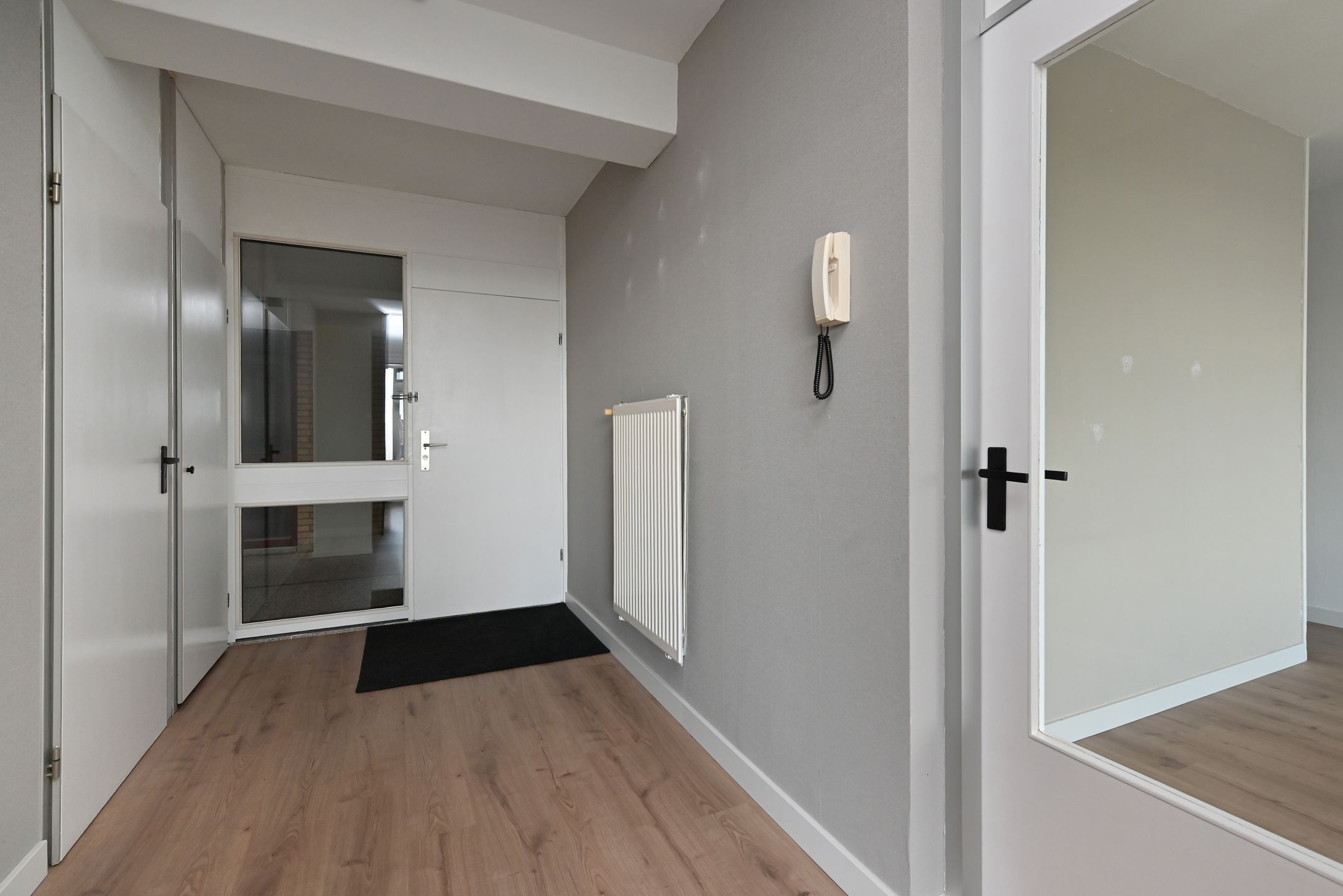 Spacious 2-Room Apartment with Balcony in Waddinxveen Centre — 12