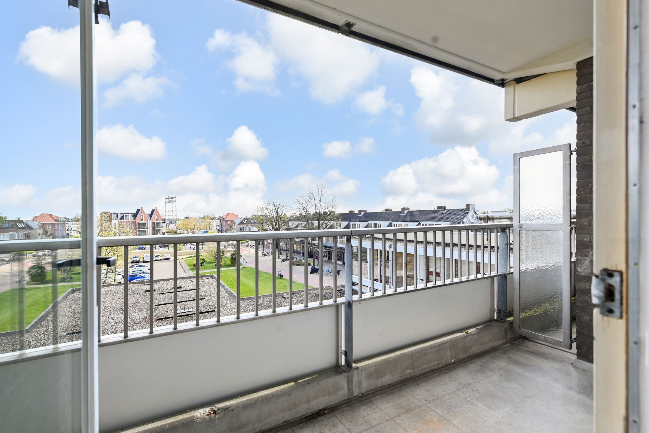 Spacious 2-Room Apartment with Balcony in Waddinxveen Centre — 24