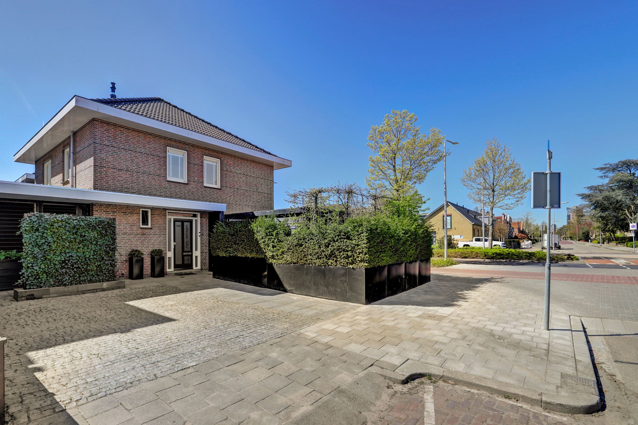 Luxury Semi-Detached Home with Home Office Potential in Zwijndrecht Center — 72