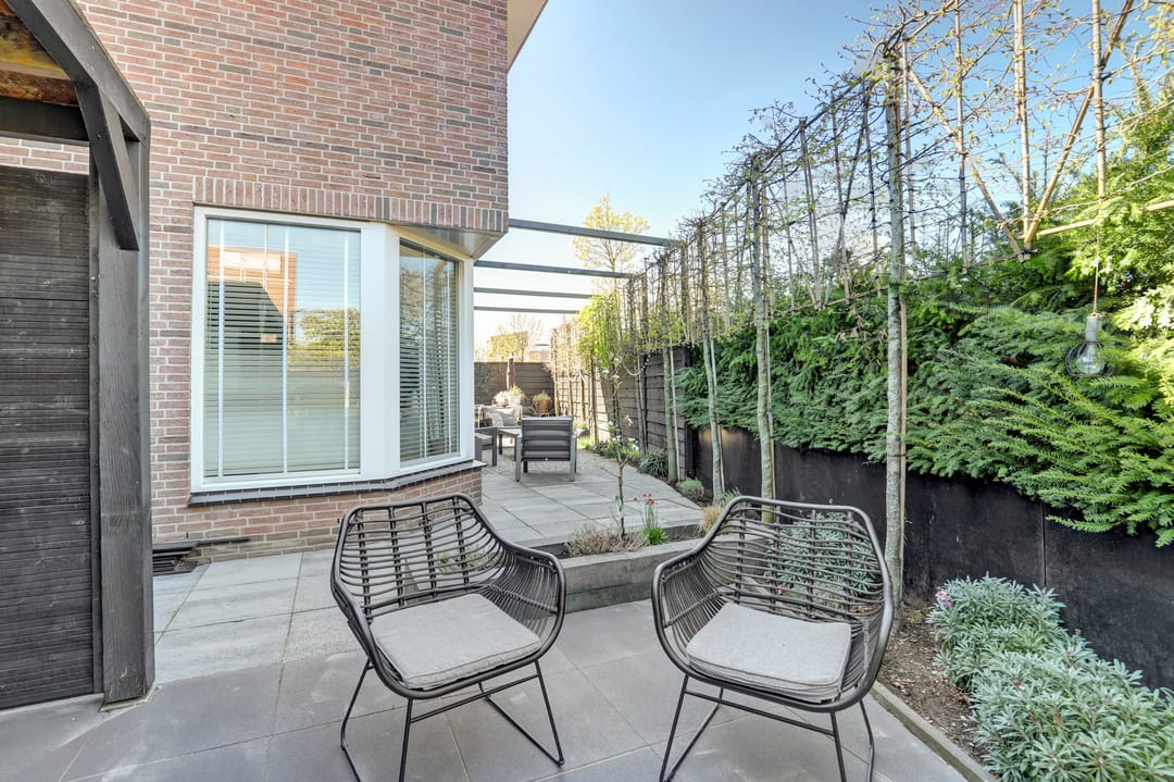 Luxury Semi-Detached Home with Home Office Potential in Zwijndrecht Center — 68