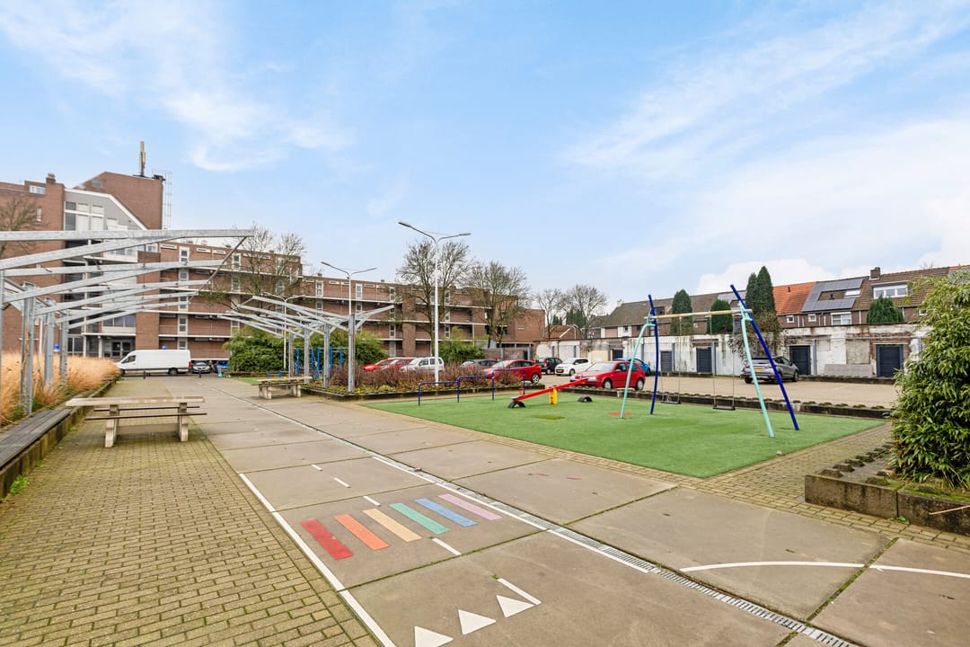 Light 2-Bedroom Apartment with Balcony Near Maastricht Center — 22
