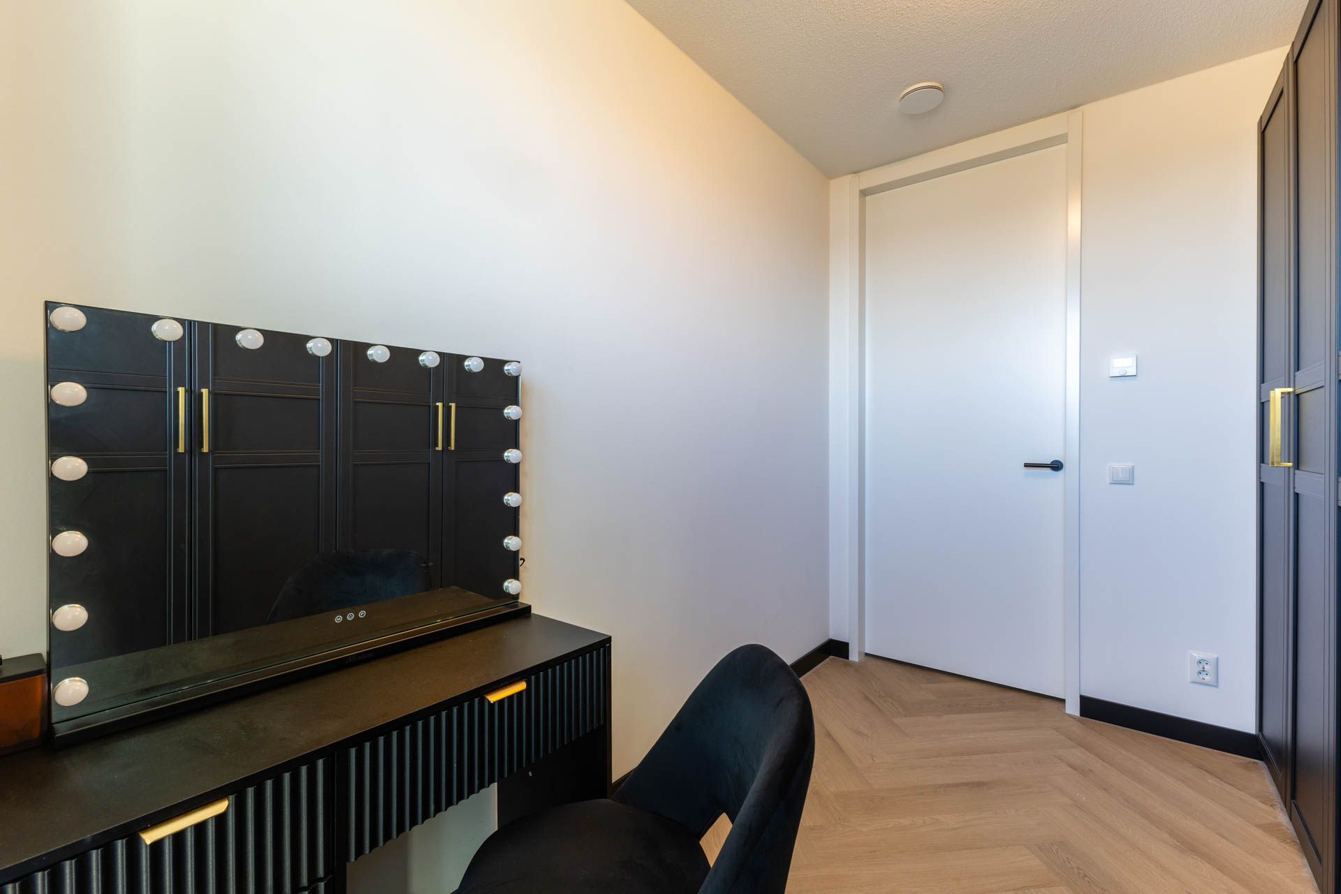 Luxury apartment with spectacular city and water views in the Imagine building — 24