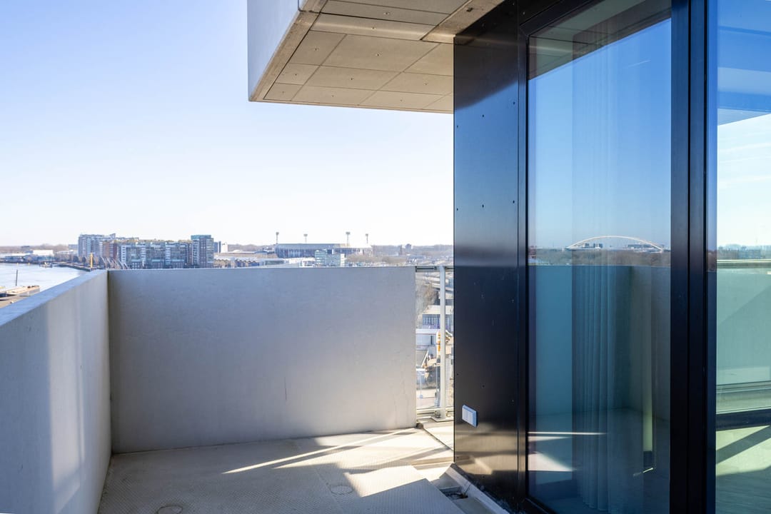 Luxury apartment with spectacular city and water views in the Imagine building — 26