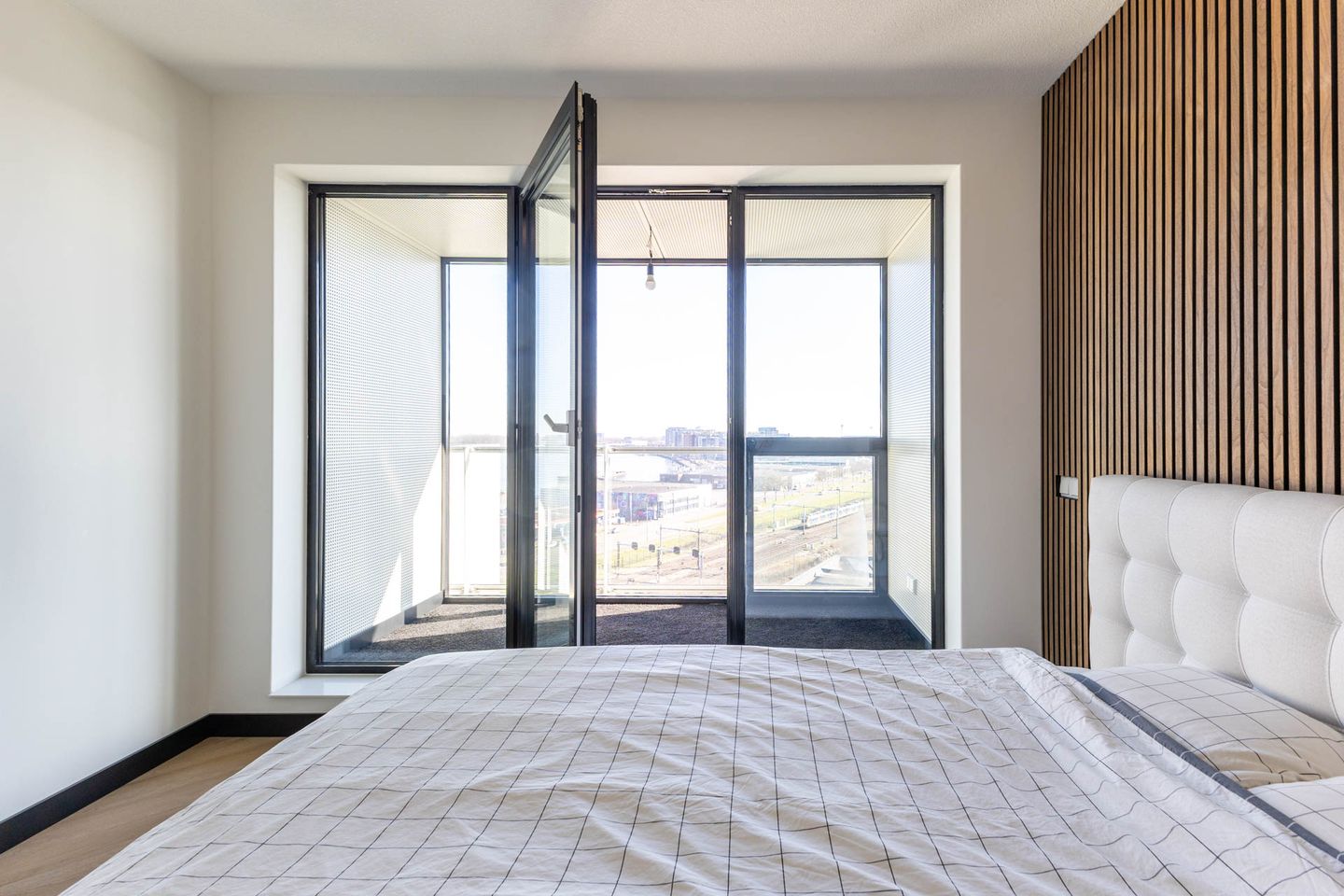 Luxury apartment with spectacular city and water views in the Imagine building — 19
